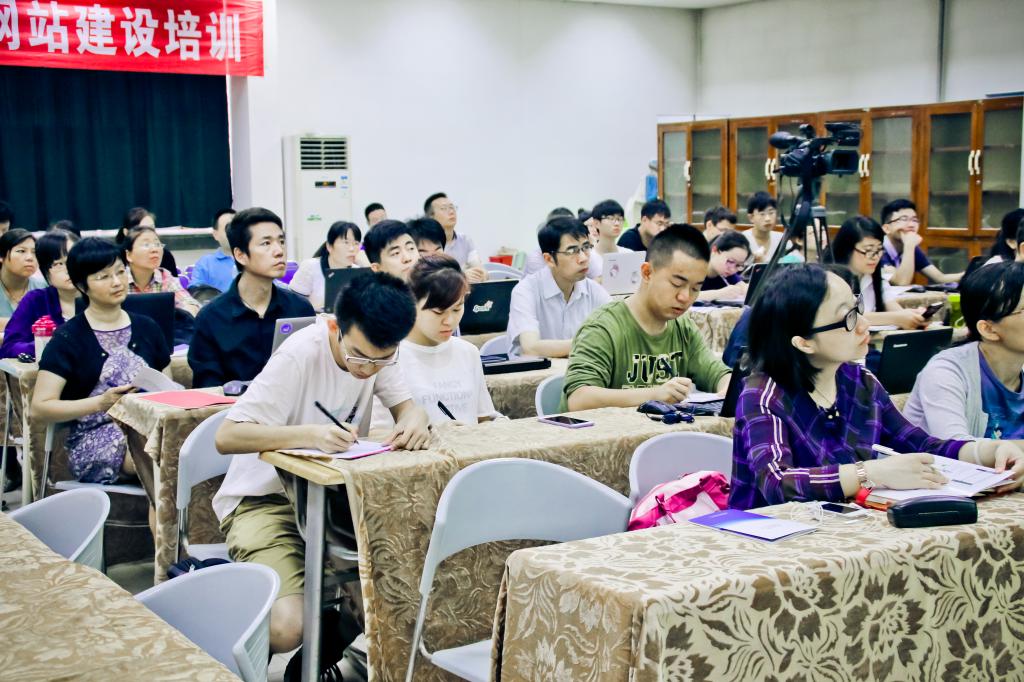 信息中心组织开展我校站群系统网站建设及管理培训